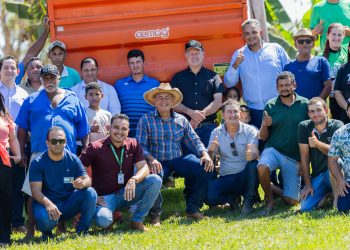 Fotos na entrega dos implem. agrícolas na Assoc. dos Prod. Rurais da Comunidade Lago Azul. Machadinho d’Oeste