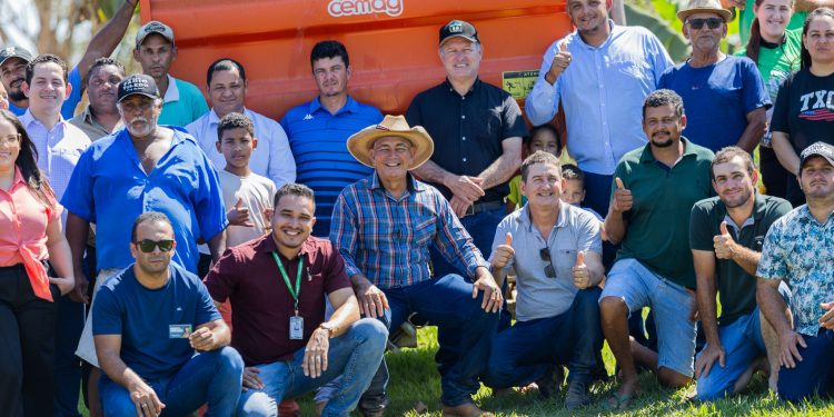 Fotos na entrega dos implem. agrícolas na Assoc. dos Prod. Rurais da Comunidade Lago Azul. Machadinho d’Oeste