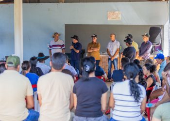 Fotos na entrega do implemento agrícolas na Associação ASPRUL – Cacaulândia