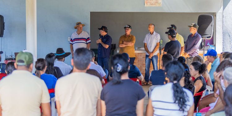 Fotos na entrega do implemento agrícolas na Associação ASPRUL – Cacaulândia