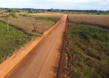 Rodovia 457 passa por manutenção completa, melhorando as condições de trafegabilidade na região do Vale do Jamari