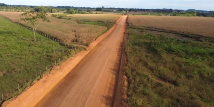 Rodovia 457 passa por manutenção completa, melhorando as condições de trafegabilidade na região do Vale do Jamari