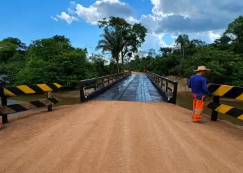Ponte de madeira sobre o rio Novo Mundo é concluída na RO-267, em Alvorada do Oeste