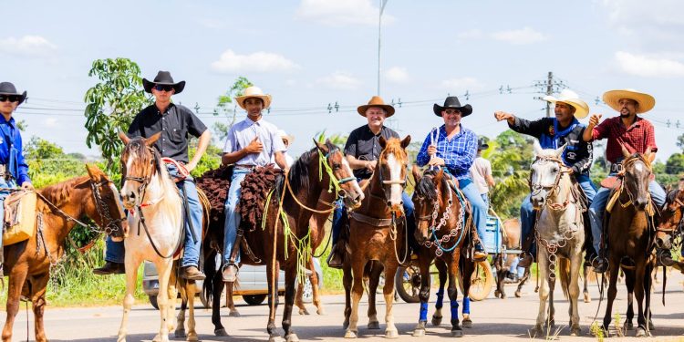 Deputado Pedro Fernandes celebra a tradição e cultura durante 14ª cavalgada da Expobim  