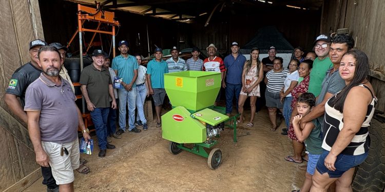 Produtores do consórcio Terra Prometida são beneficiados com implementos agrícolas com recursos do deputado Pedro Fernandes