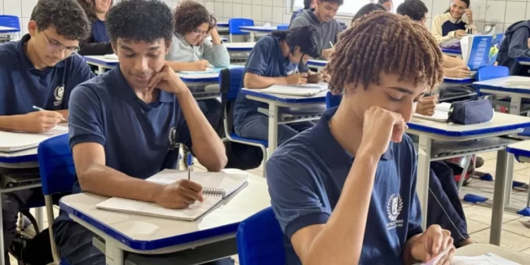 Série histórica do Censo Escolar reforça avanço da permanência dos estudantes no Ensino Médio em Rondônia Série histórica do Censo Escolar reforça avanço da permanência dos estudantes no Ensino Médio em Rondônia