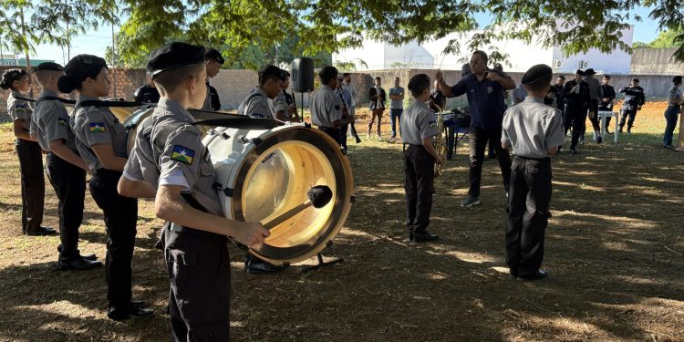Polícia Militar Mirim de Ariquemes recebe novos instrumentos musicais com recurso destinado pelo deputado Pedro Fernandes Polícia Militar Mirim de Ariquemes recebe novos instrumentos musicais com recurso destinado pelo deputado Pedro Fernandes
