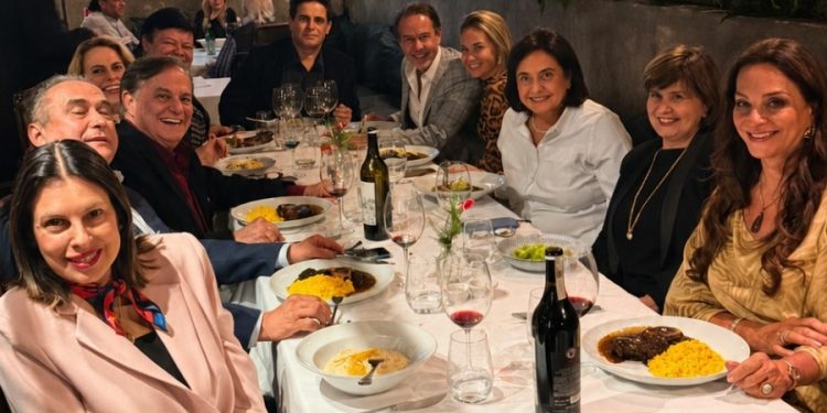 Aniversário de Ronnie Von reúne carinho e boa gastronomia em São Paulo Aniversário de Ronnie Von reúne carinho e boa gastronomia em São Paulo