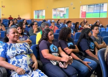 Governo de RO entrega kits profissionais e certificados do Programa Vencer a 124 concluintes