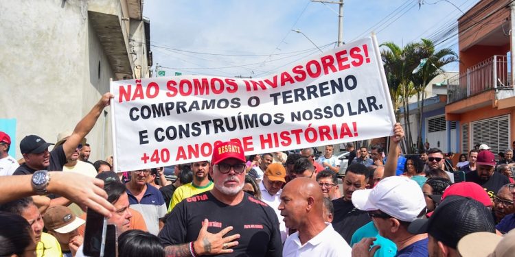 Alexandre Frota articula diálogo entre moradores e Prefeitura de Cotia em meio a conflito habitacional Alexandre Frota articula diálogo entre moradores e Prefeitura de Cotia em meio a conflito habitacional