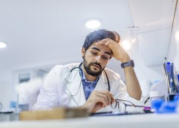 Médicos recém formados ficam na corda bamba entre investir na carreira, pagar dívidas estudantis e realizar sonhos