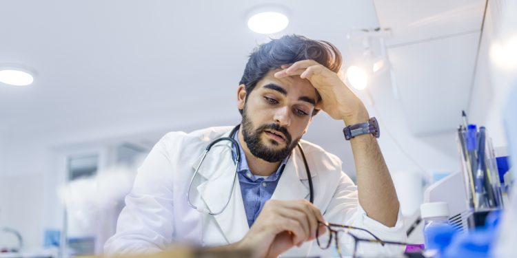 Médicos recém formados ficam na corda bamba entre investir na carreira, pagar dívidas estudantis e realizar sonhos Médicos recém formados ficam na corda bamba entre investir na carreira, pagar dívidas estudantis e realizar sonhos