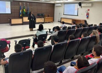 Estudantes da rede municipal de Alta Floresta aprendem como funciona a Justiça em visita ao Fórum
