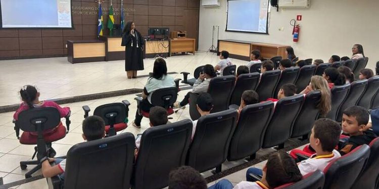 Estudantes da rede municipal de Alta Floresta aprendem como funciona a Justiça em visita ao Fórum