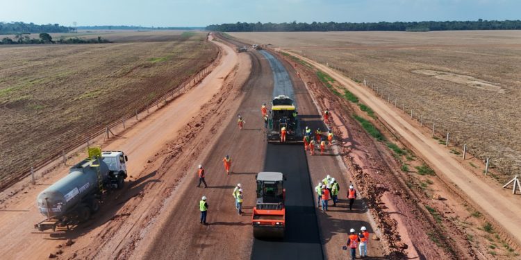 Acesso ao Porto Novo avança com pavimentação de 3 quilômetros e construção de pontes