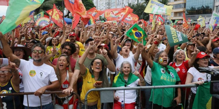 Atos pró-democracia e em apoio a Lula reúnem milhares no Rio, em Brasília e em outras capitais Atos pró-democracia e em apoio a Lula reúnem milhares no Rio, em Brasília e em outras capitais