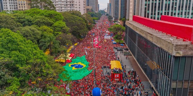 Campanha de Lula aciona TSE contra posts falsos sobre comício na Avenida Paulista