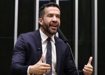Deputado André Janones é internado na UTI com arritmia cardíaca em São Paulo