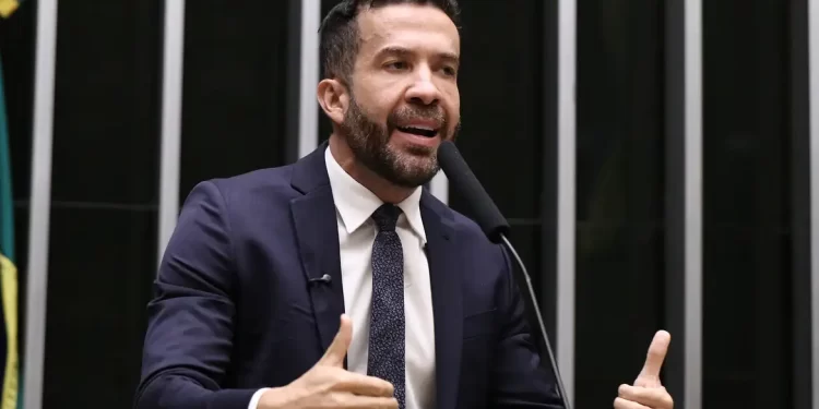 Deputado André Janones é internado na UTI com arritmia cardíaca em São Paulo Deputado André Janones é internado na UTI com arritmia cardíaca em São Paulo