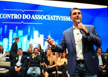 Flávio Bolsonaro visita o pai em Brasília e cumpre agenda com MDB e empresários em SP