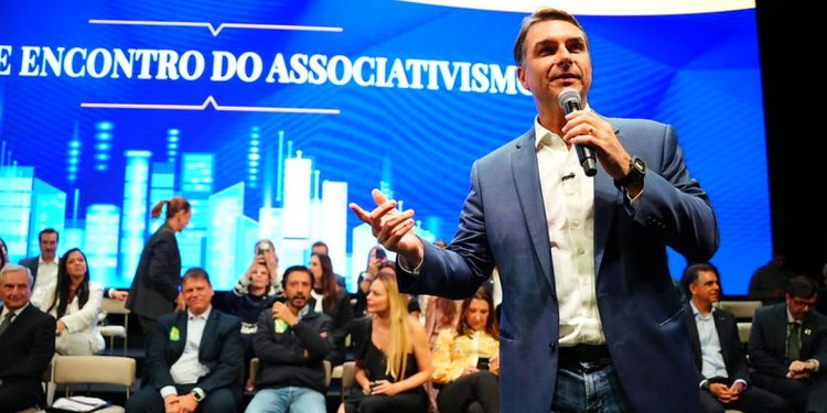 Flávio Bolsonaro visita o pai em Brasília e cumpre agenda com MDB e empresários em SP