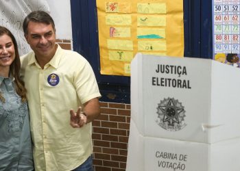 Flávio Bolsonaro vota no Rio e diz que representa a mudança
