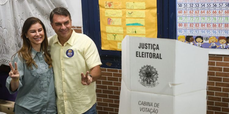 Flávio Bolsonaro vota no Rio e diz que representa a mudança