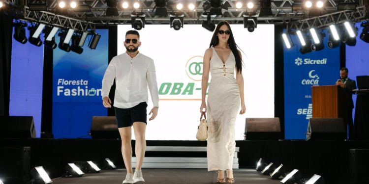 Com 18 empresas na passarela, Floresta Fashion celebra a força da moda local Com 18 empresas na passarela, Floresta Fashion celebra a força da moda local