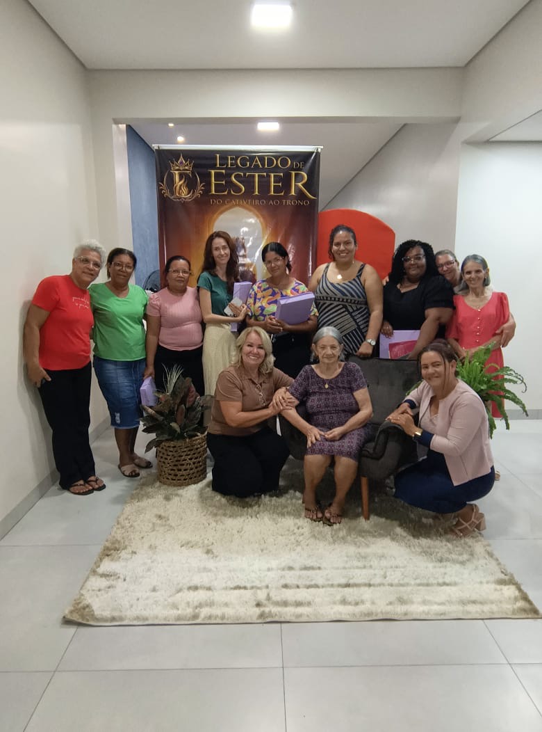 Participantes e pastora Rosa Gregório reunidas na primeira turma do Legado de Ester, em Ariquemes