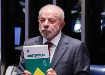 Lula faz campanha em Minas e celebra promulgação do fim da escala 6×1