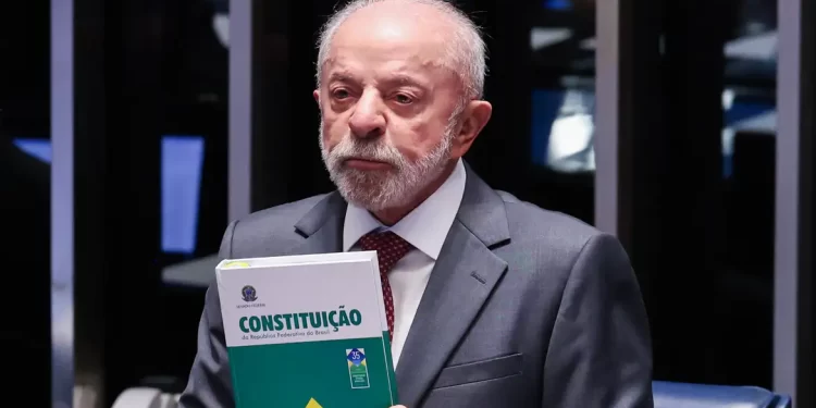 Lula faz campanha em Minas e celebra promulgação do fim da escala 6×1