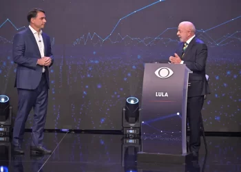Lula e Flávio Bolsonaro trocam acusações no primeiro debate do segundo turno, na Band