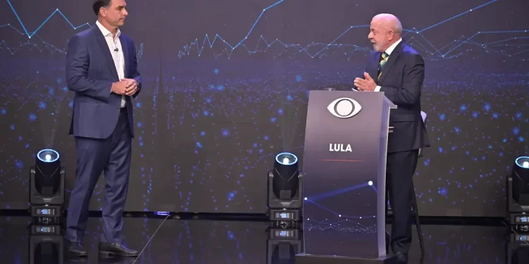 Lula e Flávio Bolsonaro trocam acusações no primeiro debate do segundo turno, na Band