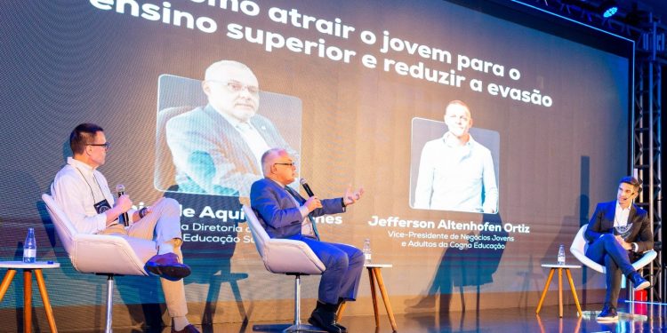 Observatório CIEE aponta que 62% dos universitários dividem a rotina entre estudo e trabalho Observatório CIEE aponta que 62% dos universitários dividem a rotina entre estudo e trabalho