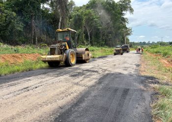 Pedro Fernandes acompanha tapa-buracos na RO-257 e cobra recapeamento do trecho mais crítico