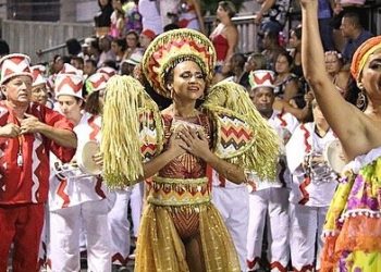 Quem é Rayane Dumont, a rainha de bateria da comunidade que representará a força de Maricá no Grupo Especial?