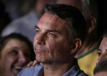 Em sabatina na Globo, Flávio Bolsonaro nega golpe em 8 de janeiro e passa a defender fim da escala 6×1
