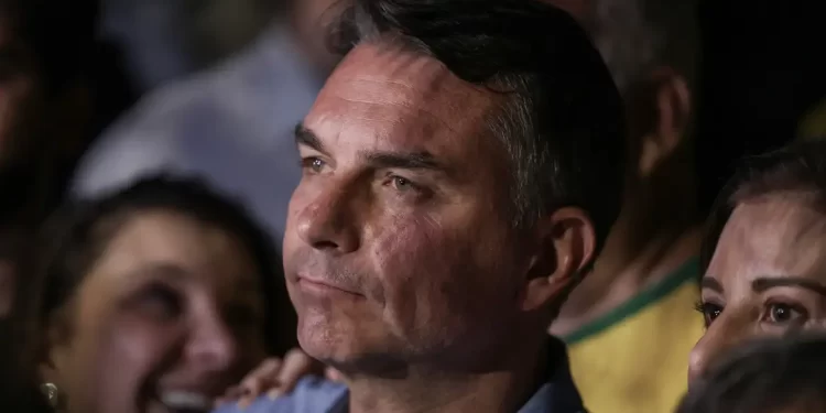 Em sabatina na Globo, Flávio Bolsonaro nega golpe em 8 de janeiro e passa a defender fim da escala 6×1 Em sabatina na Globo, Flávio Bolsonaro nega golpe em 8 de janeiro e passa a defender fim da escala 6×1
