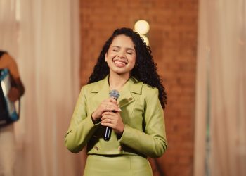 Sara Evelyn apresenta nova versão de “Vigia” e destaca a força do louvor pentecostal