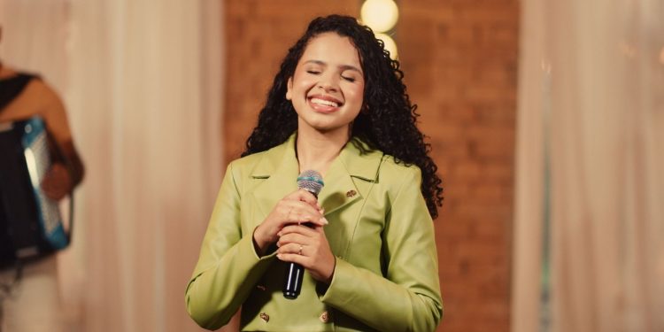 Sara Evelyn apresenta nova versão de “Vigia” e destaca a força do louvor pentecostal