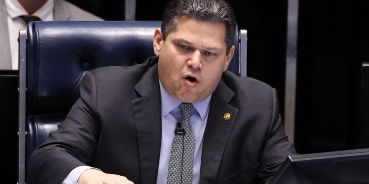 Senado aprova PEC do fim da escala 6×1 por 75 a 1; Alcolumbre promulga nesta sexta