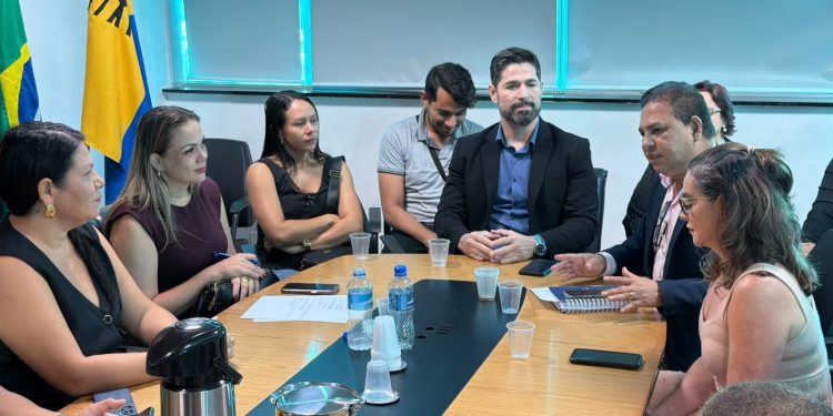 Cláudia de Jesus se reúne com secretário interino da Seduc e apresenta demandas da educação em Rondônia Cláudia de Jesus se reúne com secretário interino da Seduc e apresenta demandas da educação em Rondônia