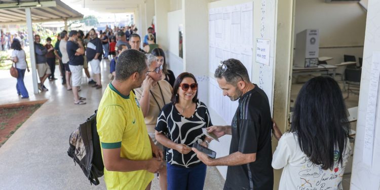 Trabalhador pode sair do serviço para votar sem desconto no salário; veja o que diz a lei Trabalhador pode sair do serviço para votar sem desconto no salário; veja o que diz a lei