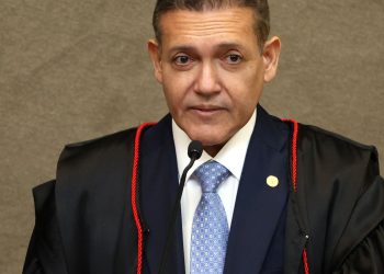 Kassio Nunes Marques suspende circulação de jornal de sindicato de petroleiros a pedido da campanha de Flávio Bolsonaro Kassio Nunes Marques suspende circulação de jornal de sindicato de petroleiros a pedido da campanha de Flávio Bolsonaro