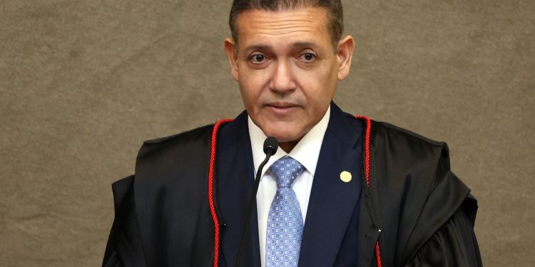 Kassio Nunes Marques suspende circulação de jornal de sindicato de petroleiros a pedido da campanha de Flávio Bolsonaro Kassio Nunes Marques suspende circulação de jornal de sindicato de petroleiros a pedido da campanha de Flávio Bolsonaro
